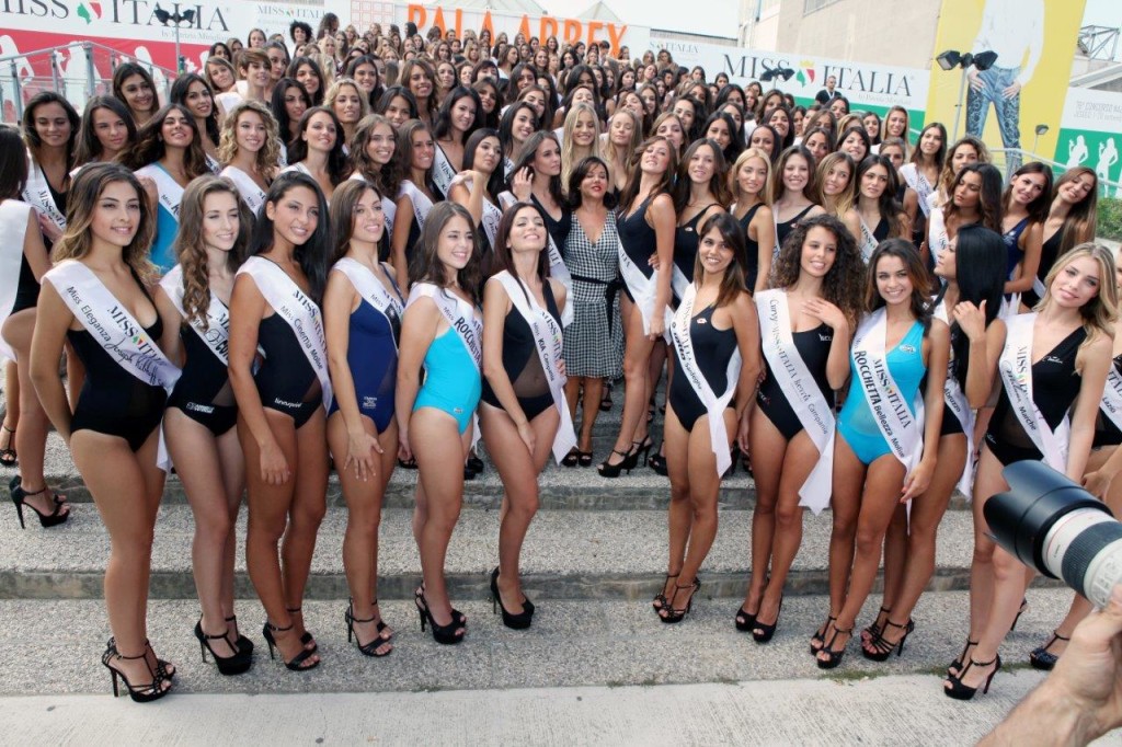 Patrizia Mirigliani con le 210 Miss IMG_6161