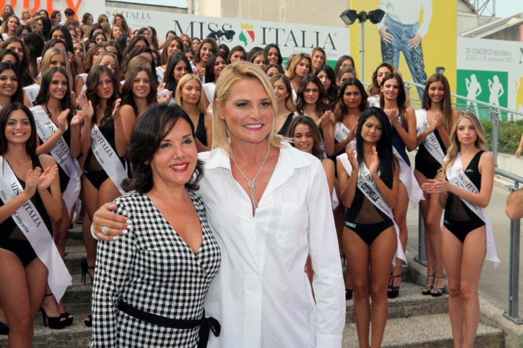 Patrizia Mirigliani e Simona Ventura con parte delle 210 Miss 