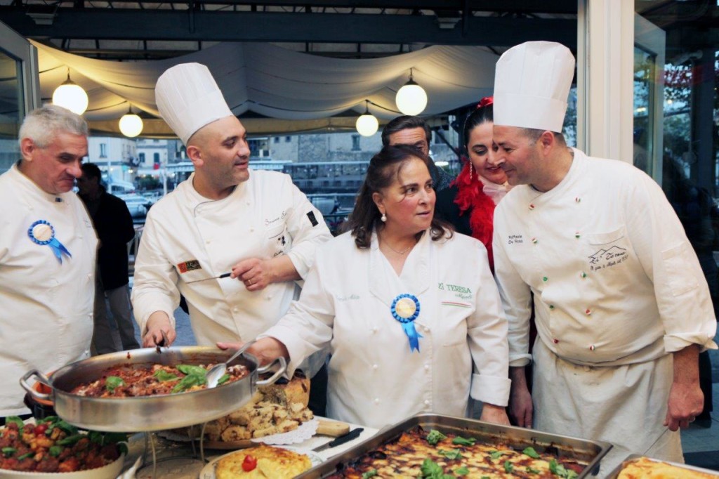 Gli chef di Zì Teresa con Carmela Abbate al centro IMG_6365