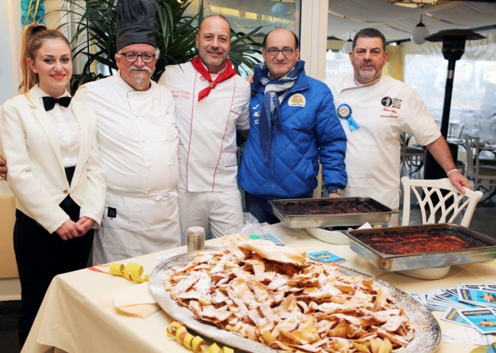 da sin. Rossella Ricci ed il papà Nicola, i maestri pizzaioli Diego Viola, Umberto Fornito e Gaetano Abbate IMG_6254