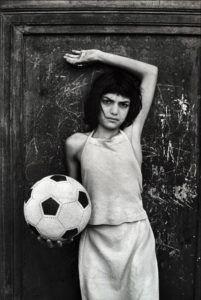 Palermo.1980. Quartiere La Cala - La bambina con il pallone