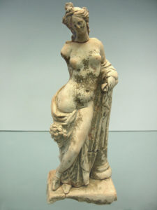 Crotone -Museo Archeologico- Statuina femminile