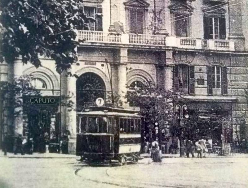 Vomero, piazza Vanvitelli con tram n. 7